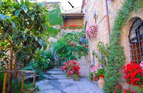 Civita di Bagnoregio House | Gerani Rossi