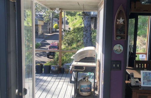 Oceanside Cottage | Get away from it all wit the sights and sounds of the pacific ocean .