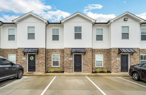 Clarksville Apartment | Get comfortable and enjoy 2bedroom with 2.5 bath with this fully furnished unit