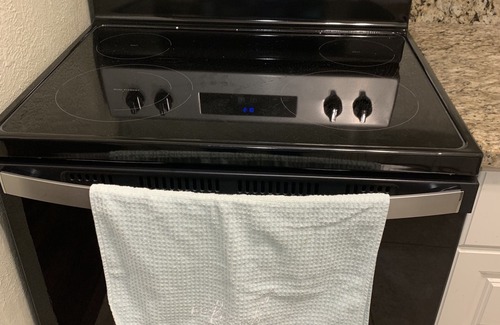 Bay Area Condo | Get it while you can. Feels like home. Roomy condo full kitchennn
