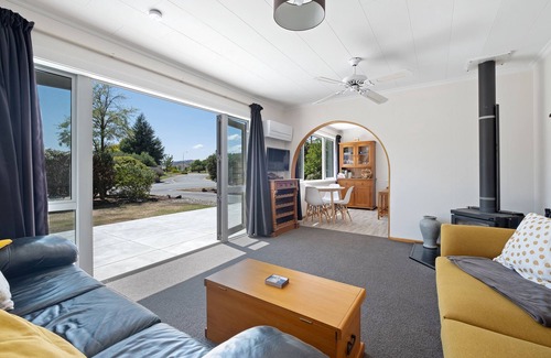 Lowburn Cottage | Getaway on the Green - Cromwell Holiday Home