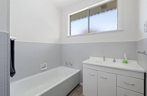 Lowburn Cottage | Getaway on the Green - Cromwell Holiday Home