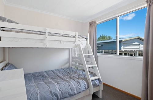 Lowburn Cottage | Getaway on the Green - Cromwell Holiday Home