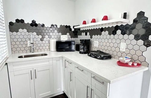 Lutz Apartment | Getaway/Private Suite A, nTranquility 🏡 close to ✈️ beach, mall, park, zoo
