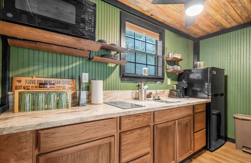 Mineola Cabin | Getaway to the Pines of East Texas - Eagle 2