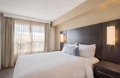 Reno/Tahoe Airport Hotel | Getaway Vacation! Pets Allowed, w/Full Kitchen, Onsite Parking, FREE Breakfast!