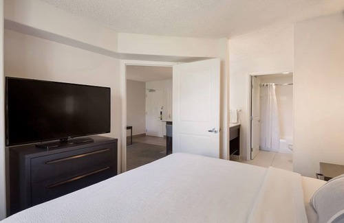 Reno/Tahoe Airport Hotel | Getaway Vacation! Pets Allowed, w/Full Kitchen, Onsite Parking, FREE Breakfast!