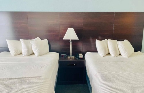 Cuero House | Getaway Weekend Trip! Comes w/ Free Parking, Minutes from Guadalupe River!