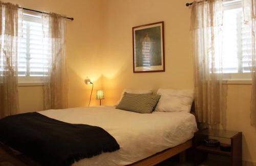 Kerem HaTeimanim Apartment | Geula Next To The Beach 2 Bedroom - By Vacay
