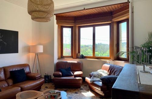 Doische House | Gezellige villa met open haard en zonnige tuin.
