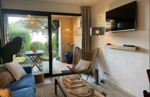 La Croix-Valmer Apartment | Gigaro Apt 4 pers Vue mer Plage a pieds Piscine, Tennis