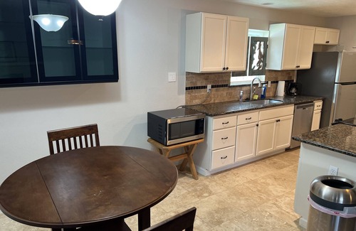 Taylor Lake Village House | Gigi’s Cottage! Beautiful House Near Kemah and Johnson's Space Center. It's
