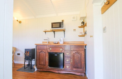 Wall-under-heywood Cottage | GILBERRY SHEPHERDS HUT, romantic, with open fire in Church Stretton