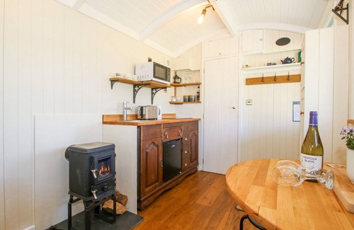 Wall-under-heywood Cottage | GILBERRY SHEPHERDS HUT, romantic, with open fire in Church Stretton