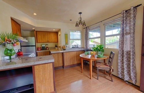 Kuau House | Gingerbread House-Less than a mile from Paia town and all North Shore beaches