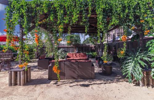 Castle Park Apartment | Giraffe House