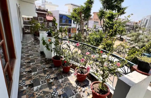 Shivalik Nagar Apartment | Gita Bhawan - Elegant Escape n2-bedroom house in a peaceful locality