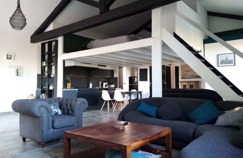 Le Somail Cottage | Gîte, 102 m2, large private terrace. Swimming pool/parking area on the property