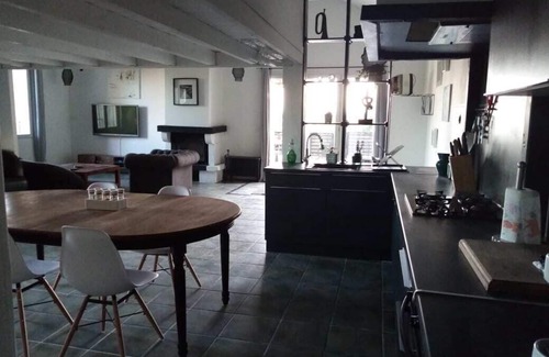 Le Somail Cottage | Gîte, 102 m2, large private terrace. Swimming pool/parking area on the property