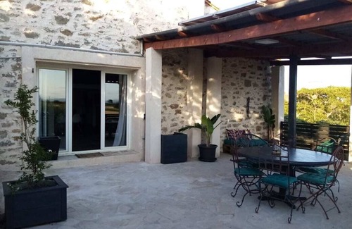 Le Somail Cottage | Gîte, 102 m2, large private terrace. Swimming pool/parking area on the property