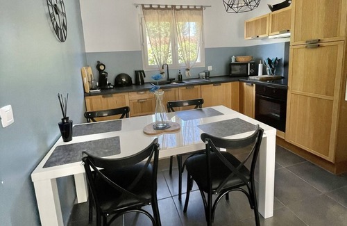 Vallon-Pont-d'Arc Villa | Gìte 3* with garden and private parking, near river, in Vallon Pont d'Arc