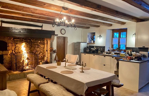 Fayet-Ronaye House | Gite 4⭐️en Auvergne, in the heart of nature, linen included, sleeps 12