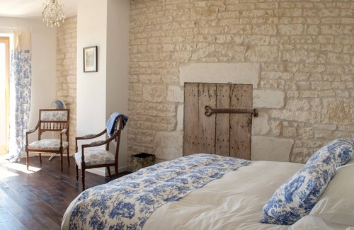 Echallat Cottage | Gite 4 etoiles, parking, wifi, piscine chauffée, 5 personnes.
