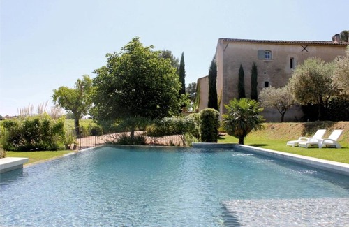 Maubec Apartment | Gîte Amandier - in the Provencal farmhouse of Domaine Faverot