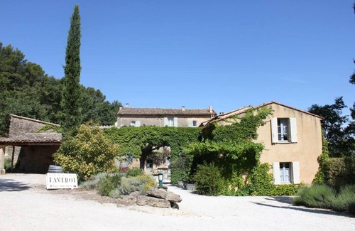 Maubec Apartment | Gîte Amandier - in the Provencal farmhouse of Domaine Faverot