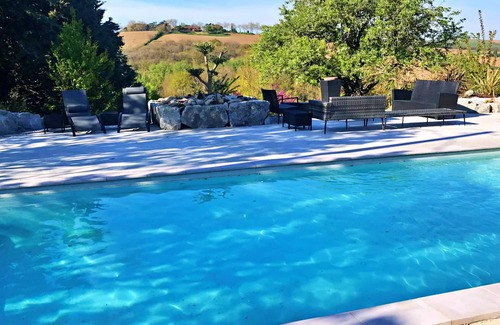 Mauvaisin Cottage | Gîte & Bed and Breakfast capacity 14 people with swimming pool, labeled 4 keys.