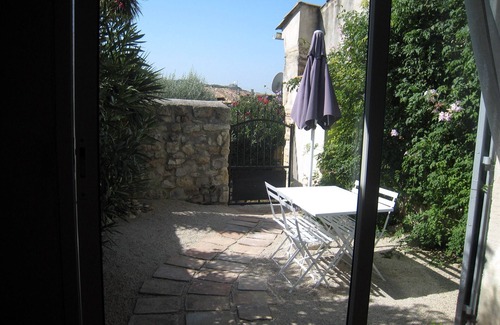Boulbon House | Gite Boulbon. House at the foot of the old Castle between Avignon & Baux de Provence