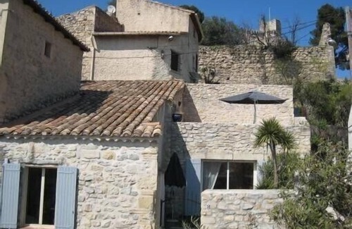 Boulbon House | Gite Boulbon. House at the foot of the old Castle between Avignon & Baux de Provence