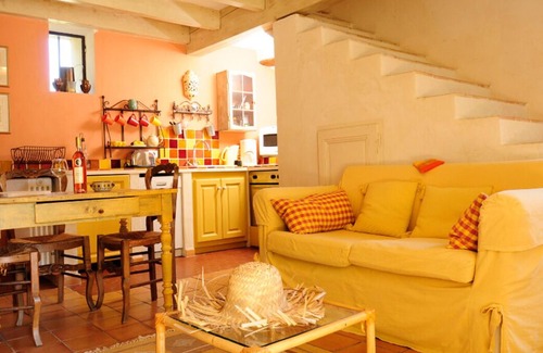 Maubec Apartment | Gîte Cerisier - in the Provencal farmhouse of Domaine Faverot