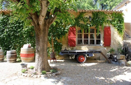 Maubec Apartment | Gîte Cerisier - in the Provencal farmhouse of Domaine Faverot