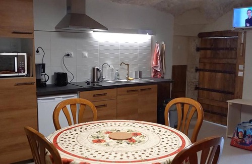 Civray-de-Touraine House | Gite-civray-de-touraine troglo de denise