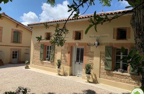 Sajas Apartment | Gite de campagne - Vue jardin- Piscine