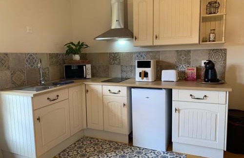 Sajas Apartment | Gite de campagne - Vue jardin- Piscine