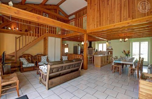 Apinac House | Gite de la croix