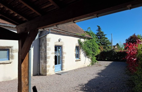 Louchy-Montfand House | Gite de Marcureau. in the vineyards of St Pourcain. Pets allowed.