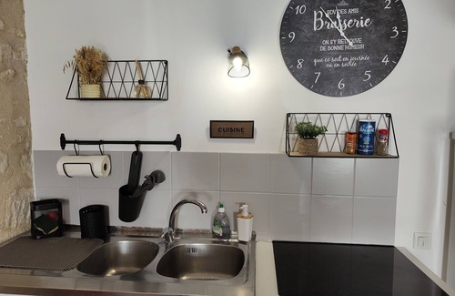 Noyant-de-Touraine Apartment | Gite des Amoureux-Apartment-Romantic-Ensuite with Shower-Garden view