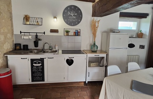 Noyant-de-Touraine Apartment | Gite des Amoureux-Apartment-Romantic-Ensuite with Shower-Garden view