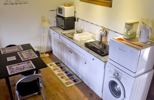Benayes Cottage | Gîte du Puy Raynaud 3-5 pers. large property with garden, swimming pool and ponds