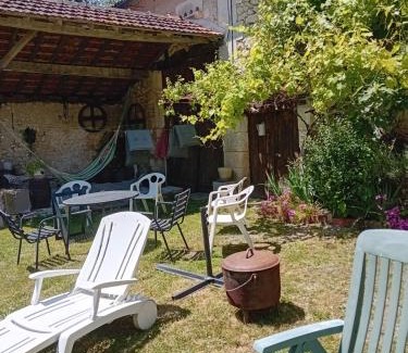 Celles House | Gite du vieil acacia