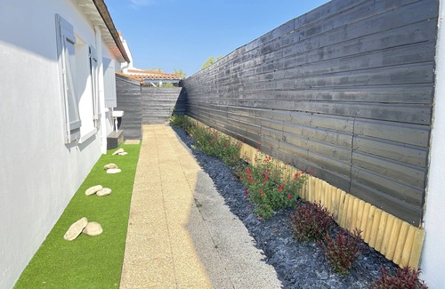 La Flotte House | Gite for 2 people, private patio and closed private parking