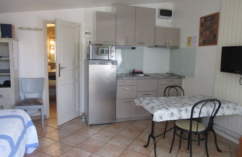 Galargues Cottage | Gite for 2 under the oak trees, bike hire and swimming pool