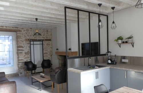 Mauleon House | Gite for 6 to 8 people, all renovated with Jacuzzi, 20 minutes from puy du fou