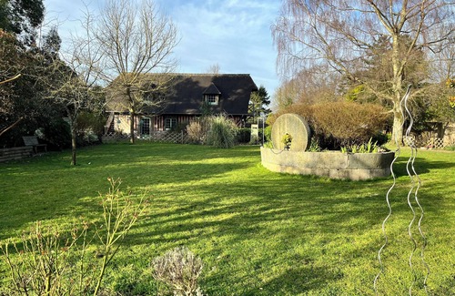 Saint-Gatien-des-Bois Apartment | Gite for 2 people with access to 2000M2 garden, deckchairs, garden furniture