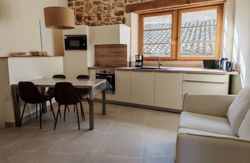 Saint-Georges-de-Luzencon House | Gîte Mandaline Village house with jacuzzi for 4 pers. 2 bedrooms, 2 bathrooms
