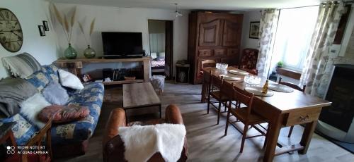 Villeneuve-dʼAllier Apartment | Gite grand champ