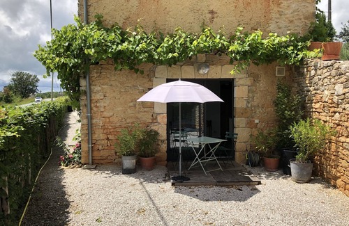 Coteaux Perigourdins Cottage | Gîte in stone house with swimming pool between sarlat and brive